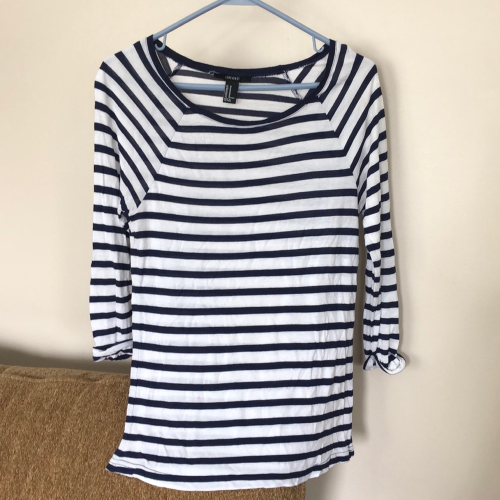 Quarter sleeve striped shirt